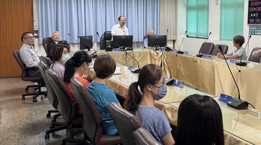臺中港警總隊贈禮品慰勞慈母心