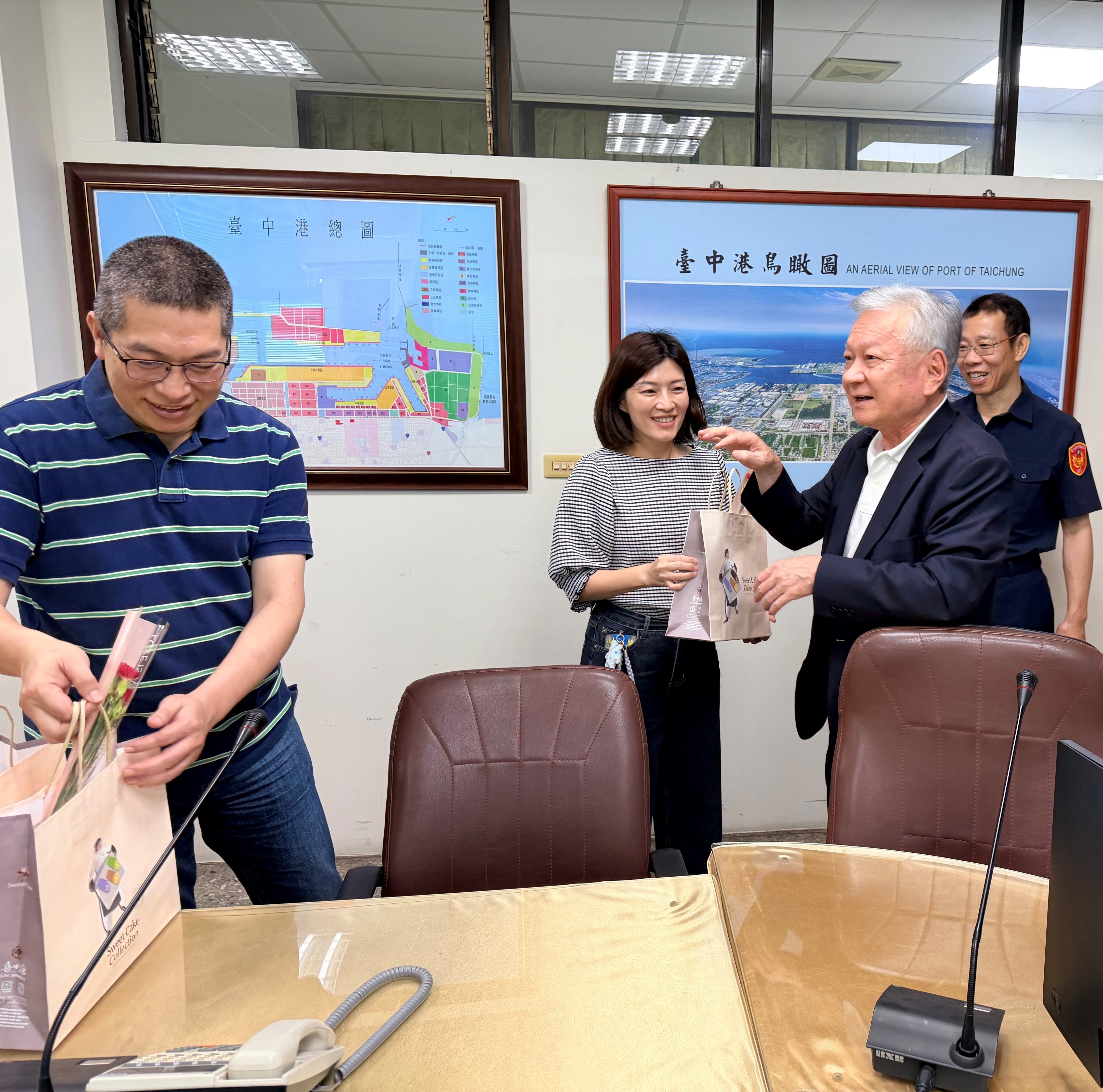 母親節前夕 臺中港警總隊贈禮品慰勞慈母心