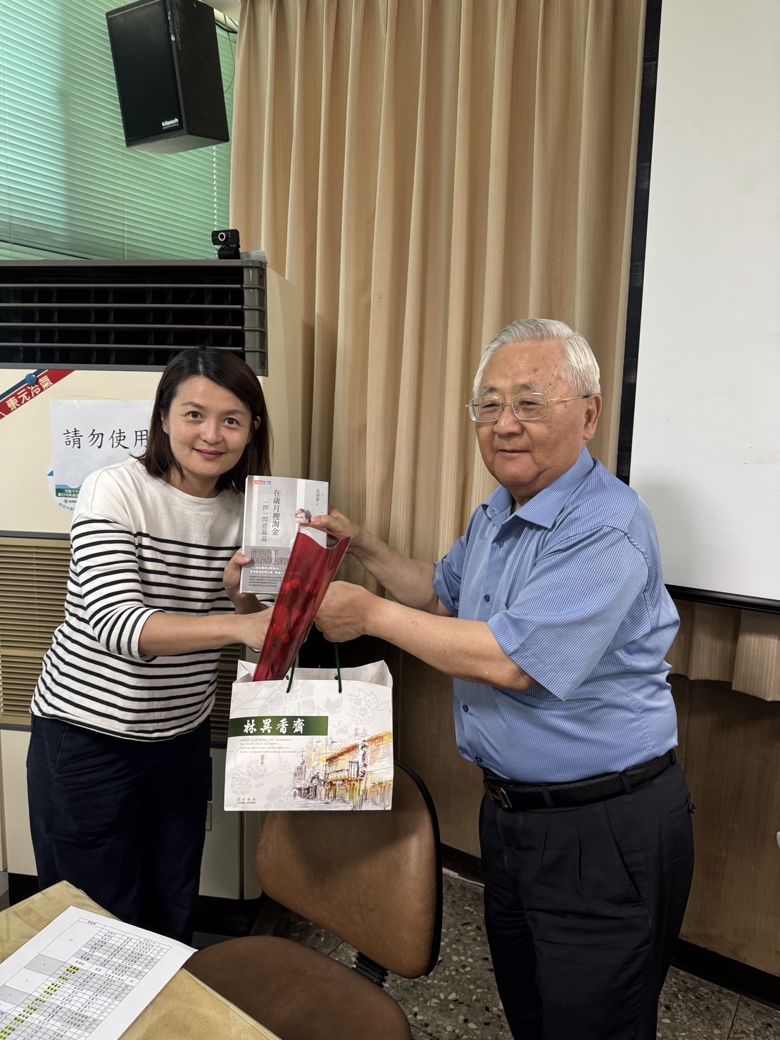 臺中港警總隊贈禮品慰勞慈母心