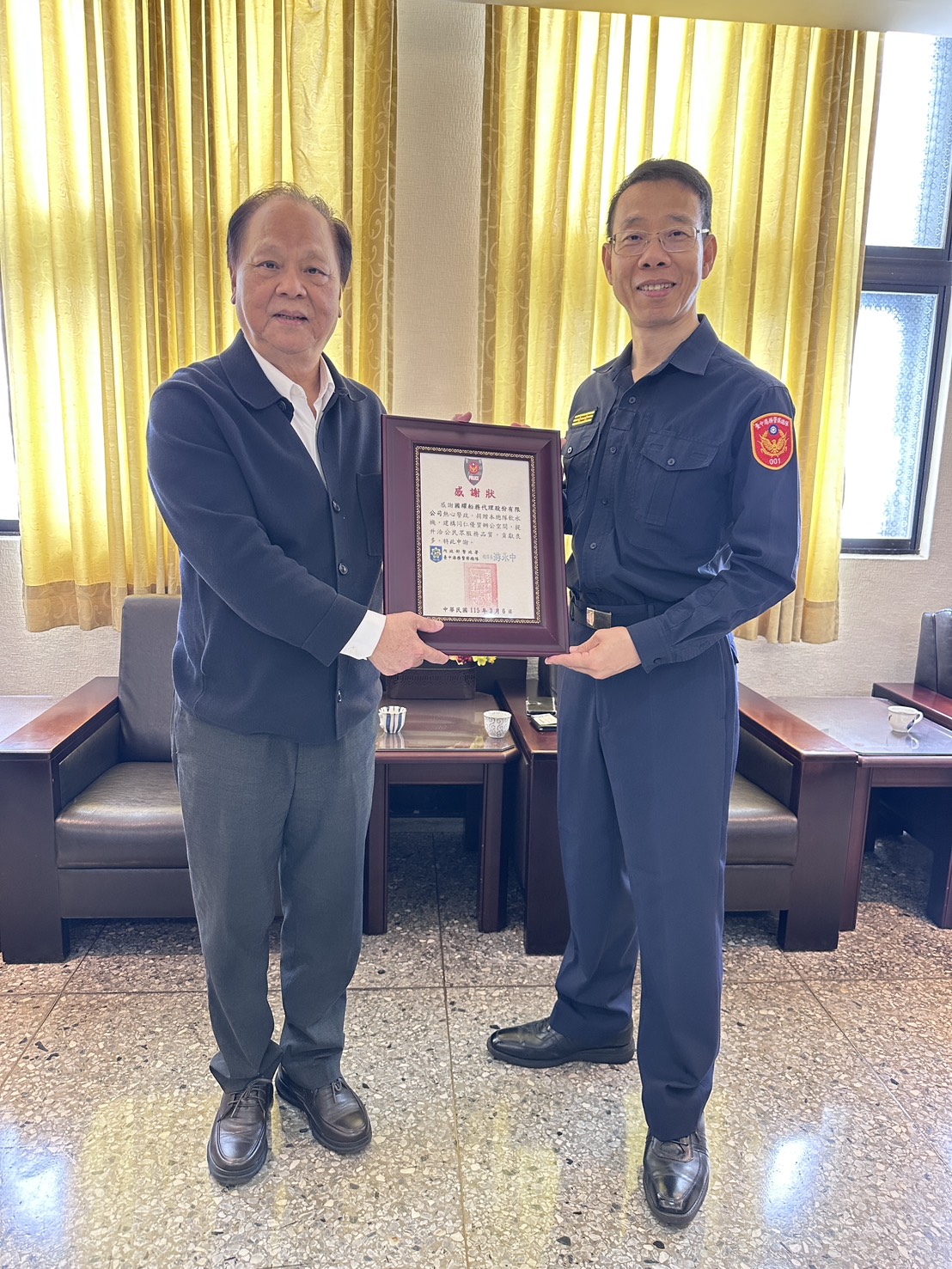 國耀船務代理股份有限公司號召4家航商至本總隊捐贈12臺飲水機