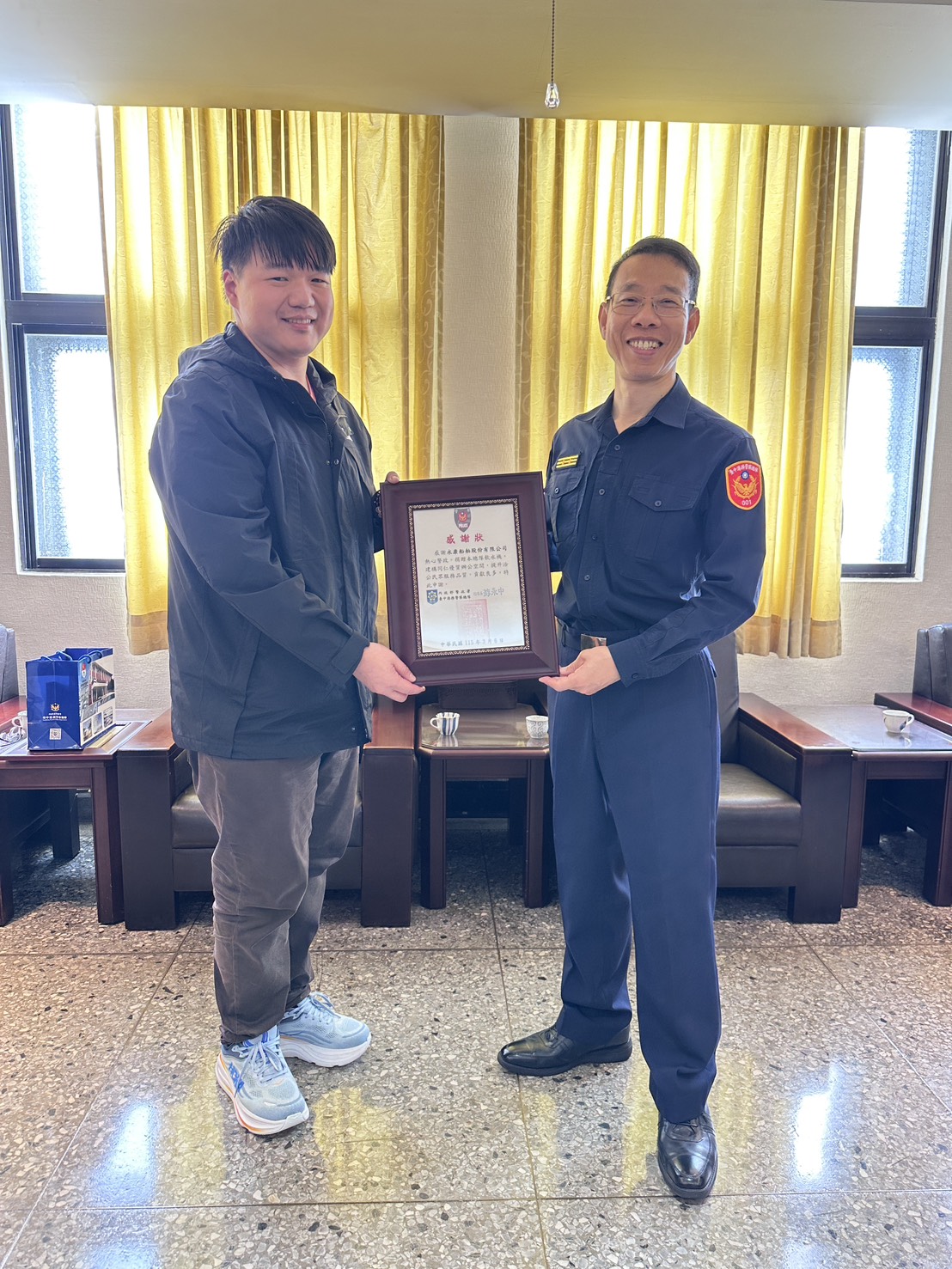 國耀船務代理股份有限公司號召4家航商至本總隊捐贈12臺飲水機