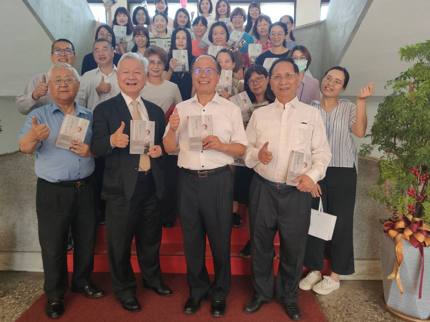 臺中港警總隊贈禮品慰勞慈母心