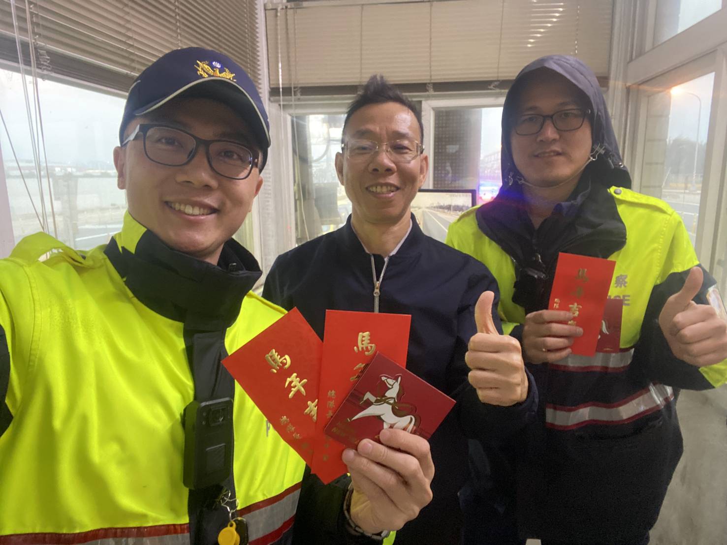 本總隊游總隊長慰問同仁過年期間執勤辛勞並發放紅包