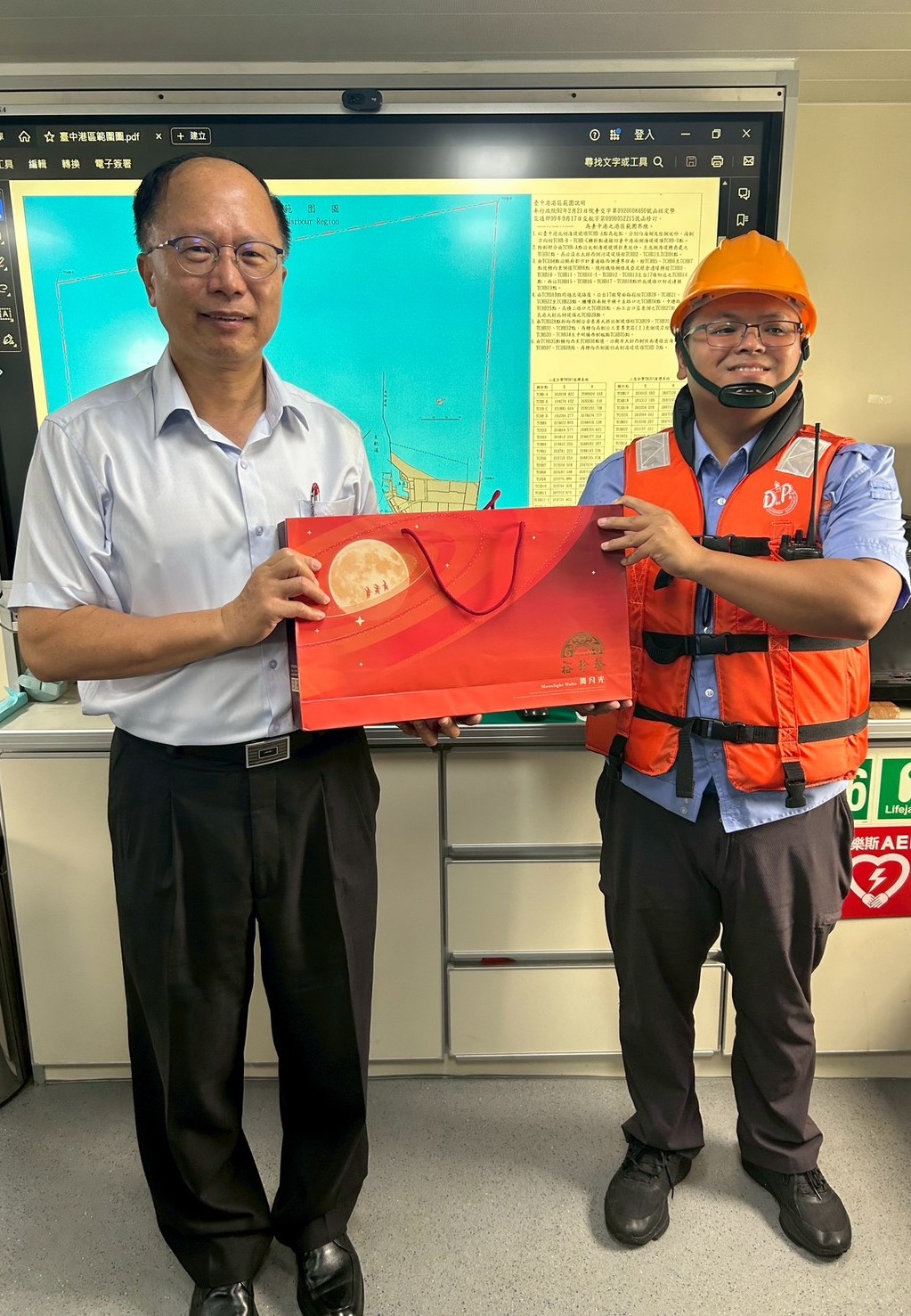 前往交通部航港局搭乘「航港1號」共同巡察