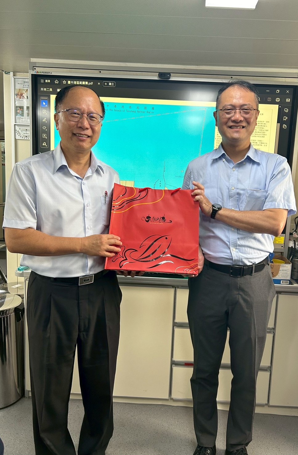 前往交通部航港局搭乘「航港1號」共同巡察