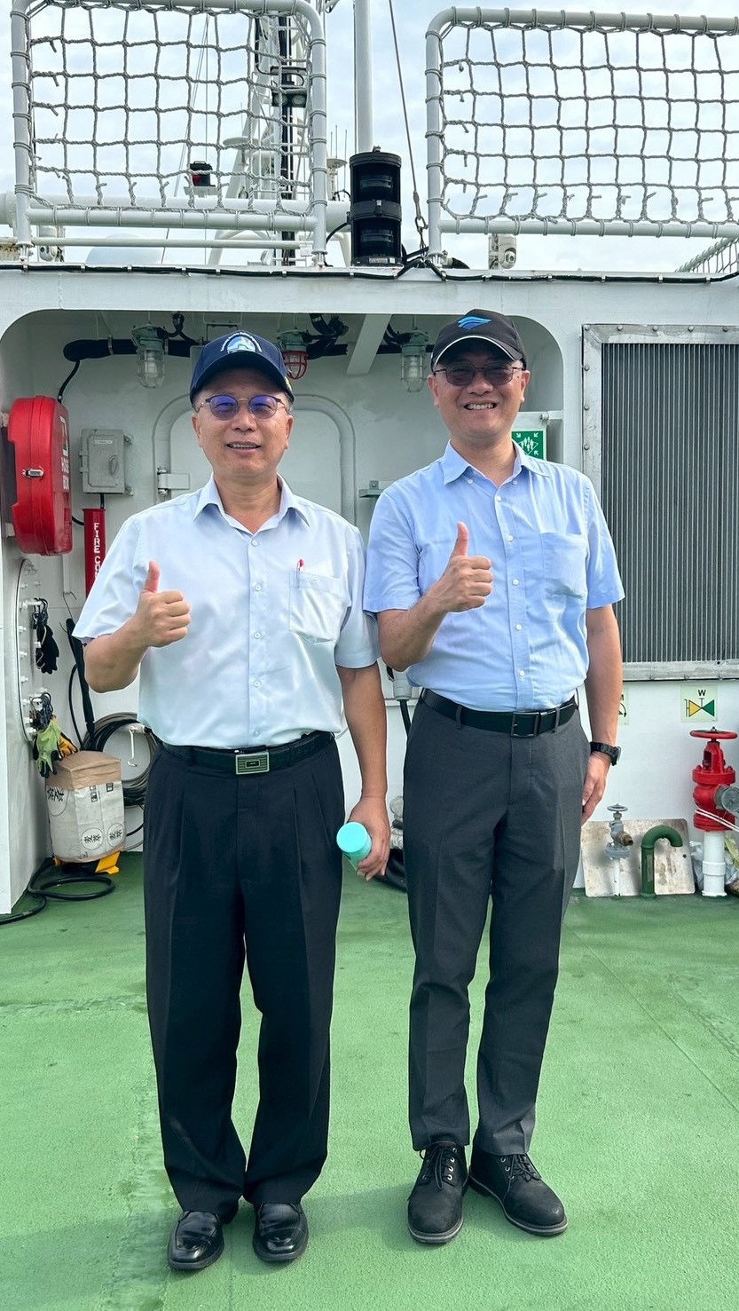 前往交通部航港局搭乘「航港1號」共同巡察