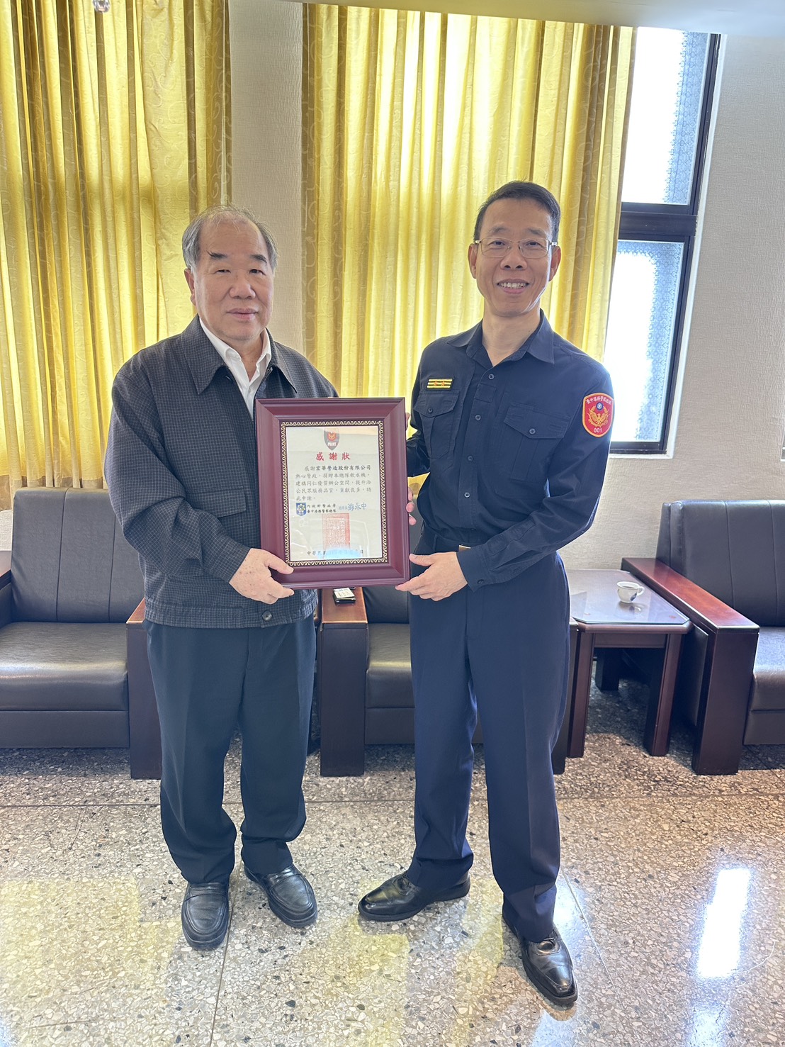 國耀船務代理股份有限公司號召4家航商至本總隊捐贈12臺飲水機